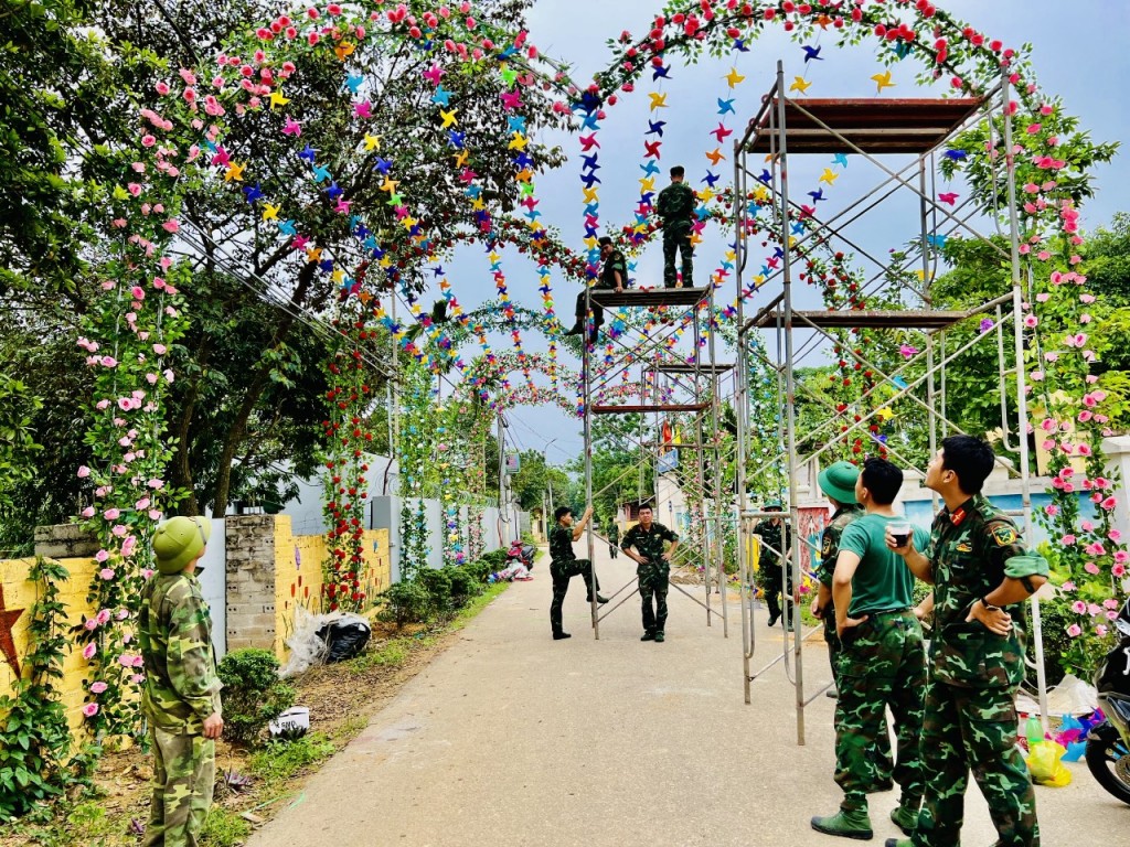 Các lực lượng quân đội đóng trên địa bàn tích cực phối hợp với chính quyền, Nhân dân địa phương để chuẩn bị cho lễ khai mạc năm du lịch Sơn Tây - xứ Đoài