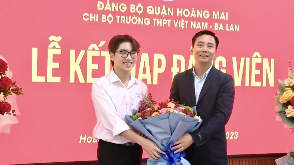 Nguyễn Minh Hiển đón nhận hoa chúc mừng từ Phó Bí thư Thường trực Thành đoàn Hà Nội Nguyễn Đức Tiến 