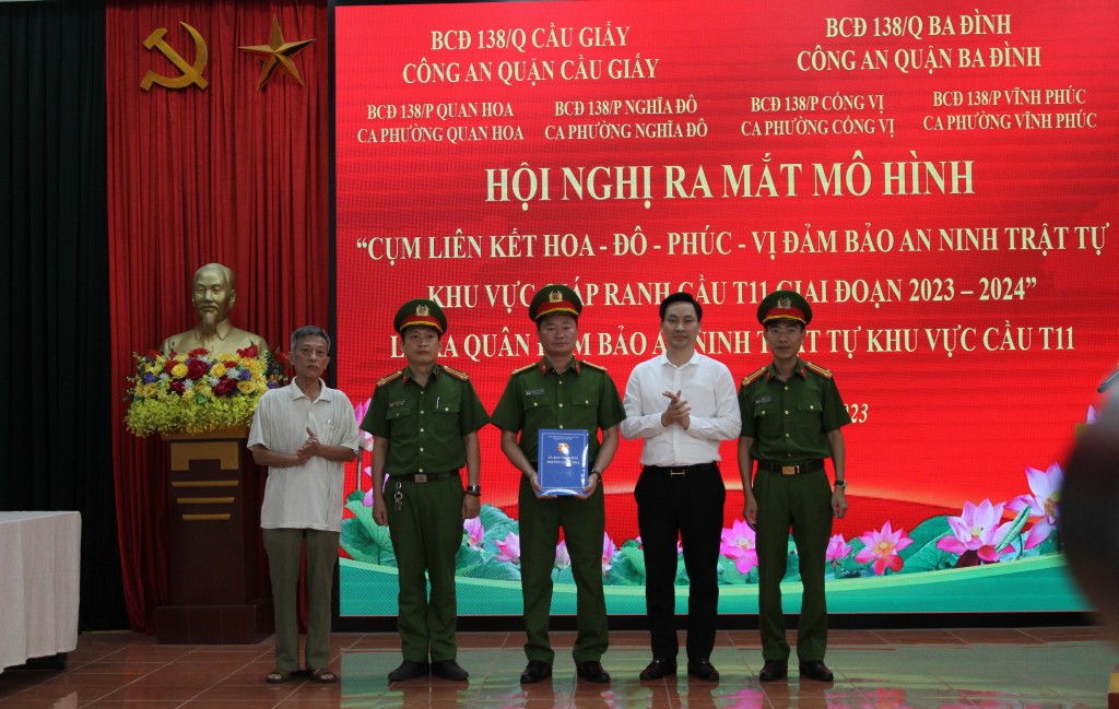 Chủ tịch UBND phường Quan Hoa Lê Mạnh Tiến trao quyết định thành lập cụm liên kết Hoa - Đô - Phúc - Vị.