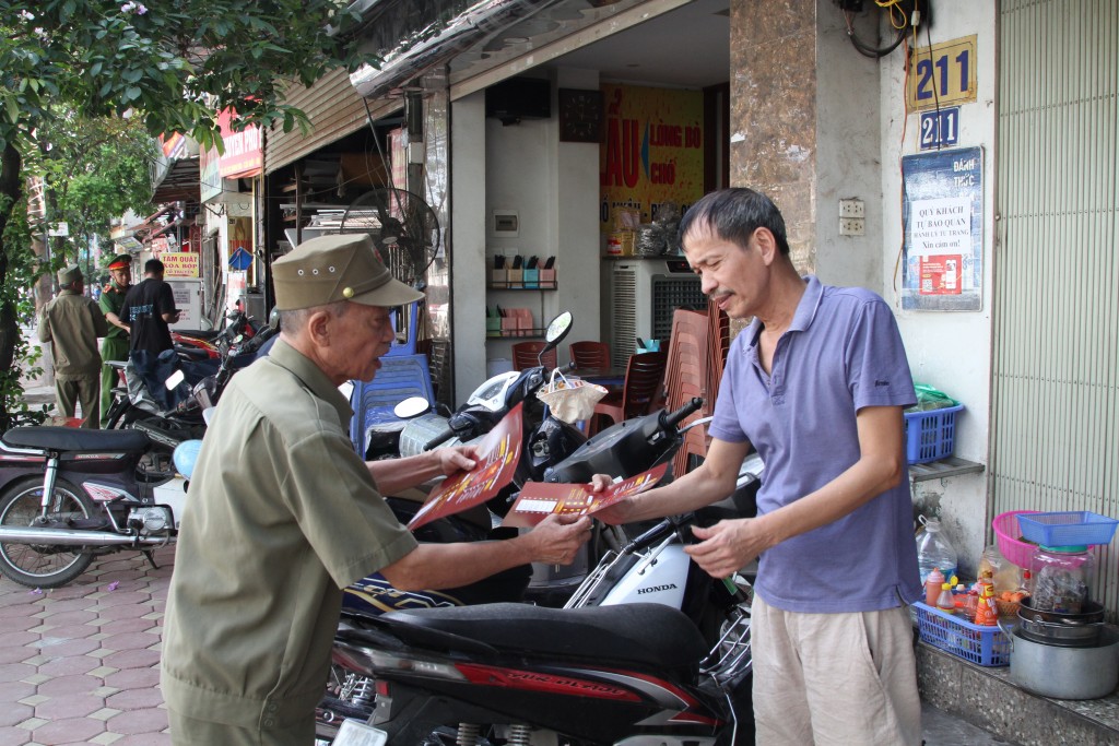 Lực lượng dân phòng tổ chức phát tờ rơi phổ biến các kiến thức về pháp luật cho người dân xung quanh cầu T11