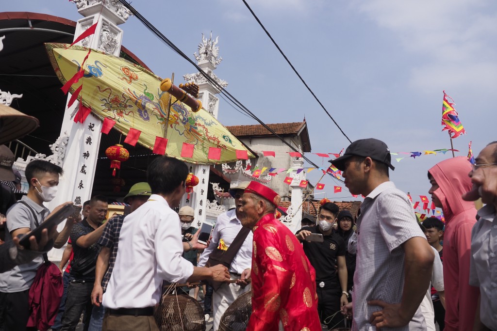 Lễ hội thi thả diều truyền thống diễn ra hằng năm tại làng Bá Dương Nội (huyện Đan Phượng, Hà Nội) những năm gần đây, ngoài người dân trong làng và các tỉnh lân cận còn xuất hiện những vị khách nước ngoài.