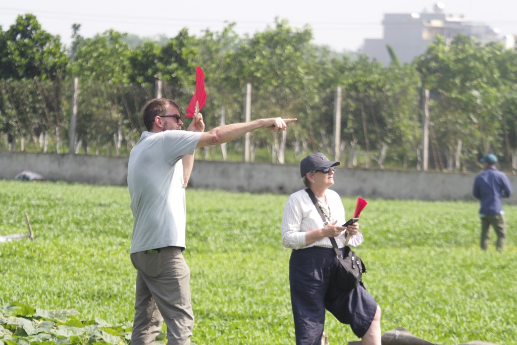 Giữa cái nắng gay gắt tháng 5, nhiều du khách vẫn hào hứng xem cánh diều Việt Nam chao liệng trên bầu trời quê