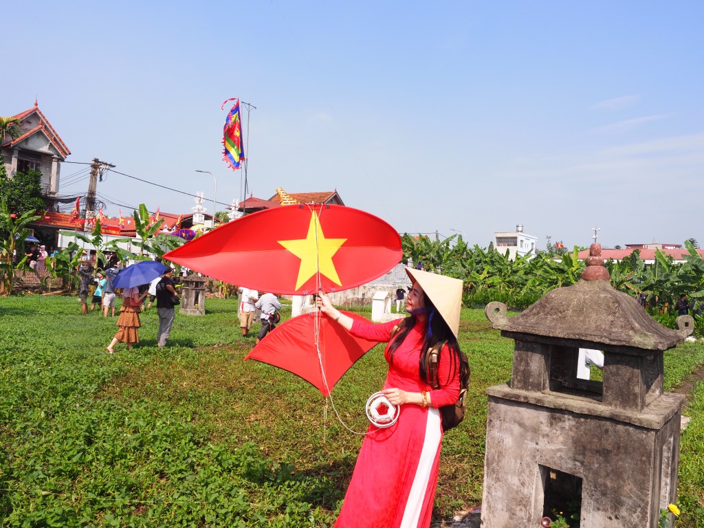 Khách nước ngoài ấn tượng với cánh diều Việt Nam