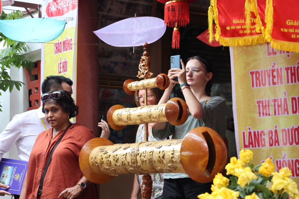 Những chiếc sáo diều độc lạ khiến du khách nước ngoài thích thú lưu lại những hình ảnh đẹp.