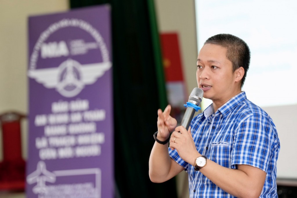 Ông Trịnh Bá Duy - Giám đốc Công ty Cổ phần sinh thái Nông Việt giới thiệu chế phẩm sinh học xử lý rơm rạ