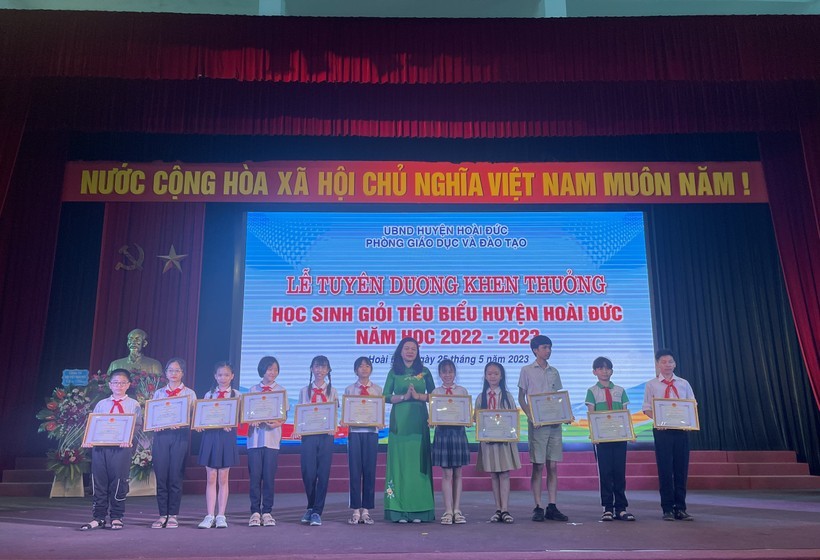 Bà Trần Lưu Hoa - Phó Giám đốc Sở GD&ĐT Hà Nội trao thưởng cho các em học sinh tiêu biểu huyện Hoài Đức