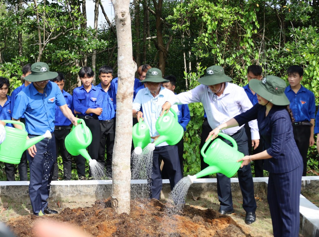 Các đồng chí lãnh đạo tham gia trồng cây xanh 