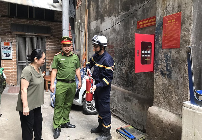 Thượng uý Phùng Nam Anh, Đội Cảnh sát PCCC và CNCH Công an quận Hoàn Kiếm hướng dẫn thành viên Tổ liên gia an toàn PCCC kiểm tra, sử dụng bình chữa cháy và các phương tiện cứu nạn khi gặp sự cố