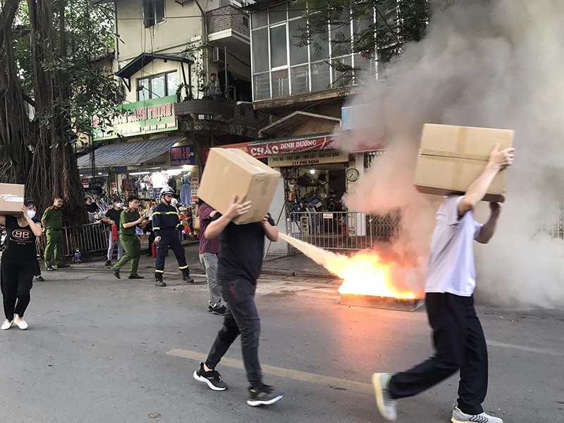 Nhanh chóng hướng dẫn di chuyển người và tài sản, vật dễ cháy ra khỏi nơi nguy hiểm