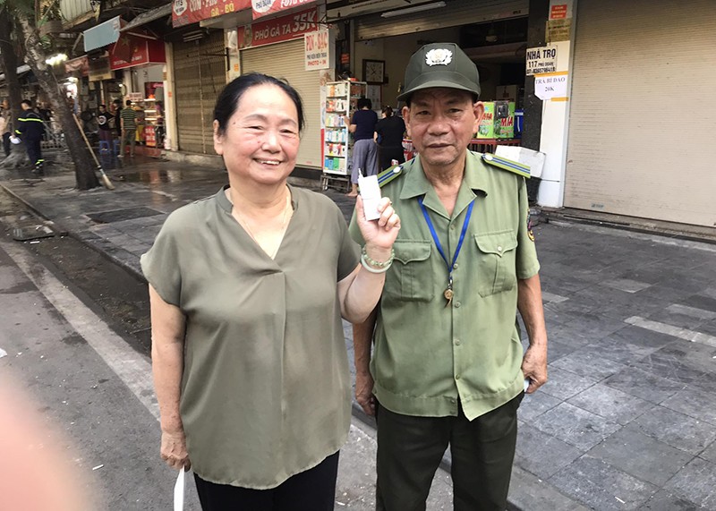 Bà Thái Thị Mình - Tổ trưởng cùng thành viên trong Tổ liên gia an toàn PCCC chia sẻ về việc tham gia diễn tập chữa cháy