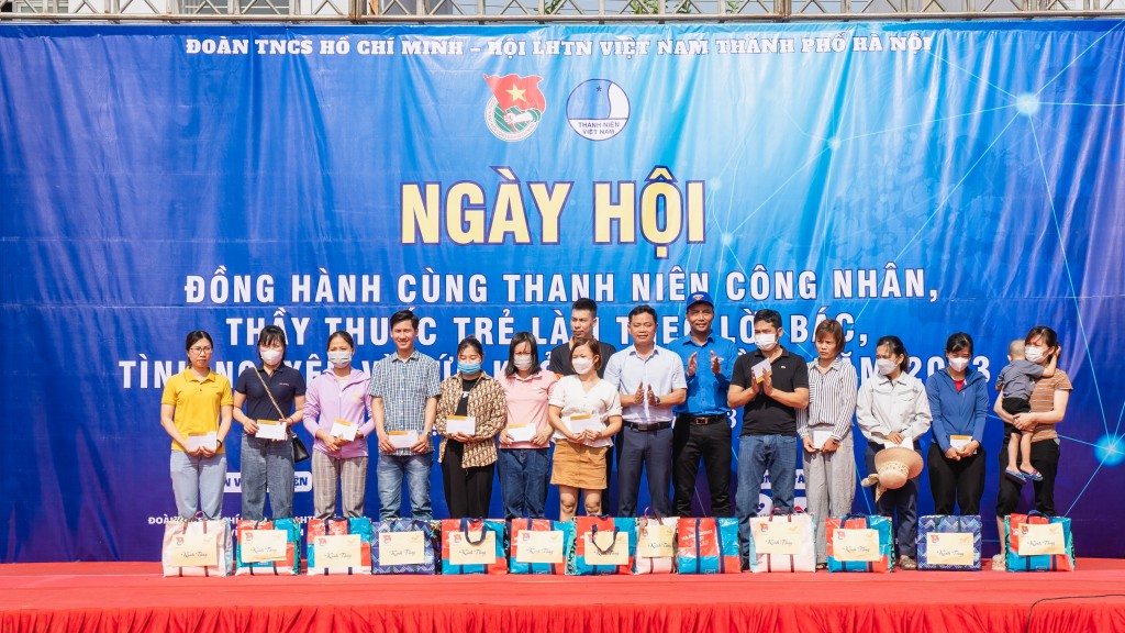 Sôi nổi Ngày hội "Đồng hành cùng thanh niên công nhân"