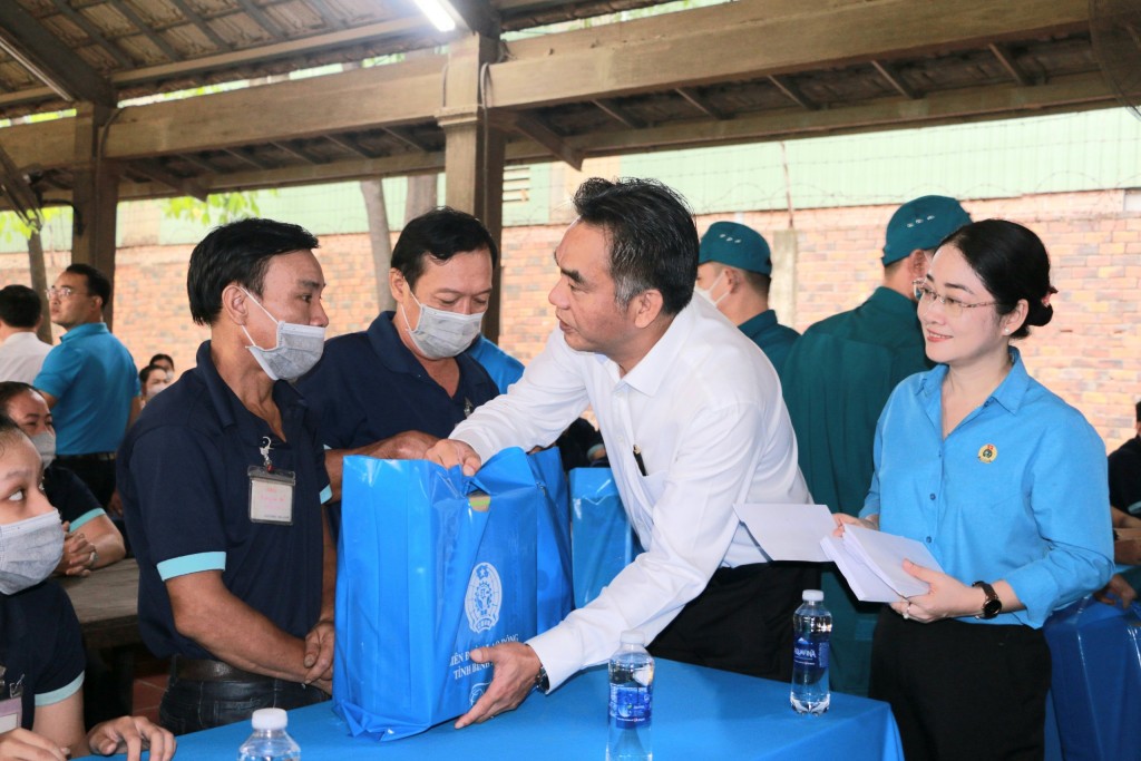Ông Nguyễn Lộc Hà và bà Nguyễn Kim Loan, Chủ tịch LĐLĐ tỉnh Bình Dương thăm hỏi và tặng quà cho người lao động