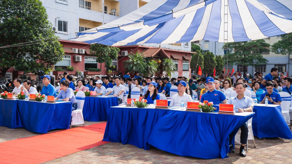 Sôi nổi Ngày hội "Đồng hành cùng thanh niên công nhân"