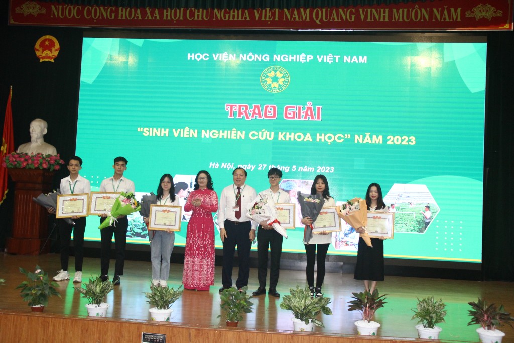 Lãnh đạo Hoci viện Nông nghiệp Việt Nam trao giải Sinh viên nghiên cứu khoa học