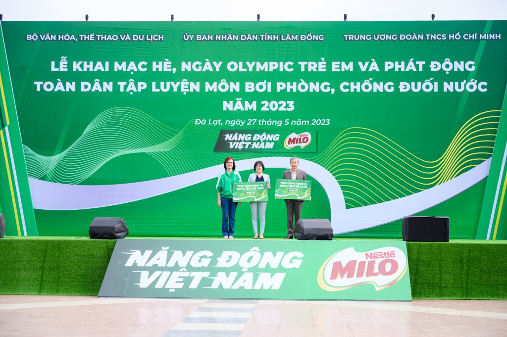 Bà Trần Thị Chính, đại diện Nestlé MILO trao quà cho các đơn vị, trường học