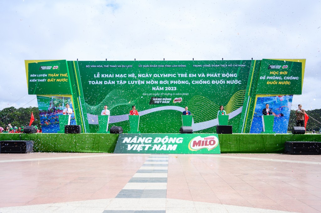 Các lãnh đạo và đại diện Nestlé MILO bấm nút phát động, chính thức khai mạc sự kiện