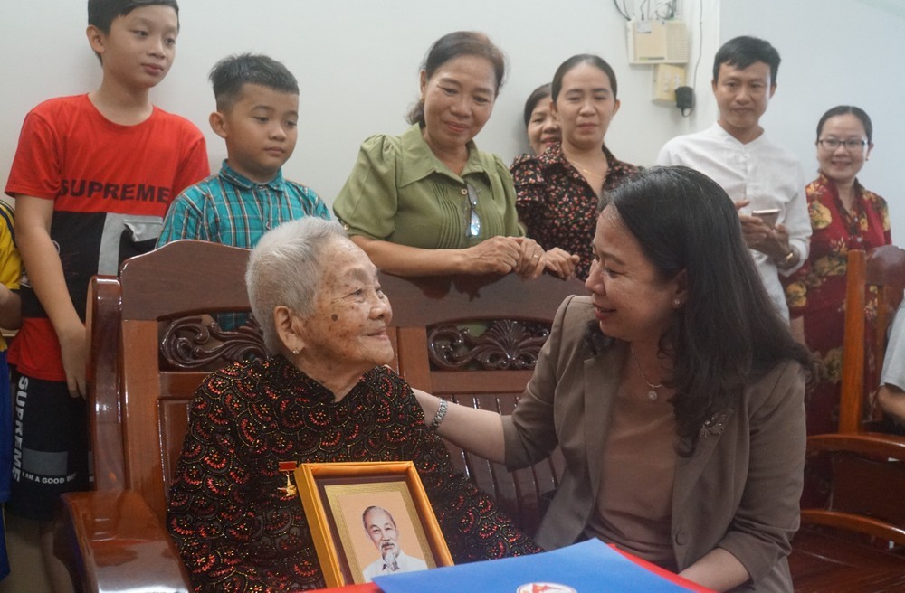 Phó Chủ tịch nước Võ Thị Ánh Xuân cùng đoàn công tác cũng đến thăm, tặng quà gia đình Mẹ Việt Nam Anh hùng Lê Thị Chi