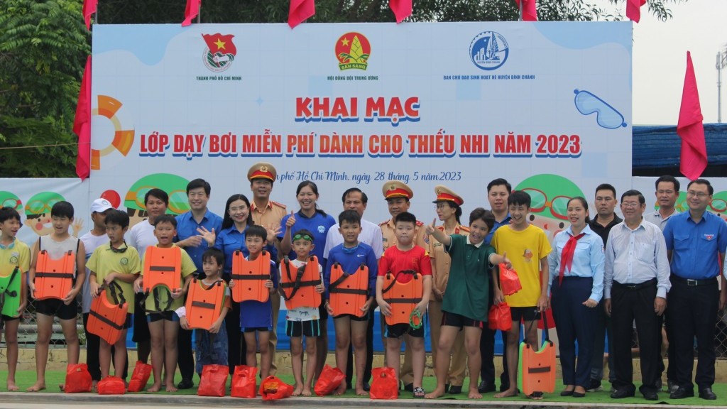Ánh Viên dạy bơi miễn phí cho thiếu nhi TP Hồ Chí Minh