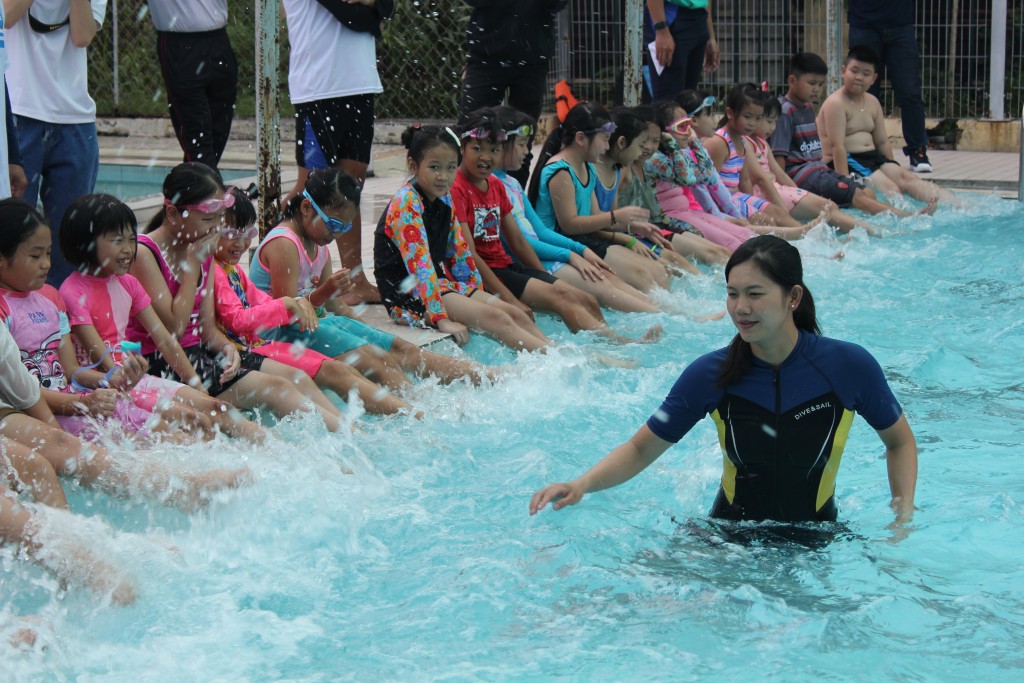 Vận động viên Ánh Viên dạy bơi cho các em thiếu nhi