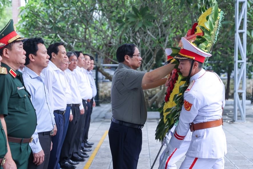 Thủ tướng Phạm Minh Chính dâng hoa tưởng nhớ các liệt sĩ - Ảnh: VGP/Nhật Bắc