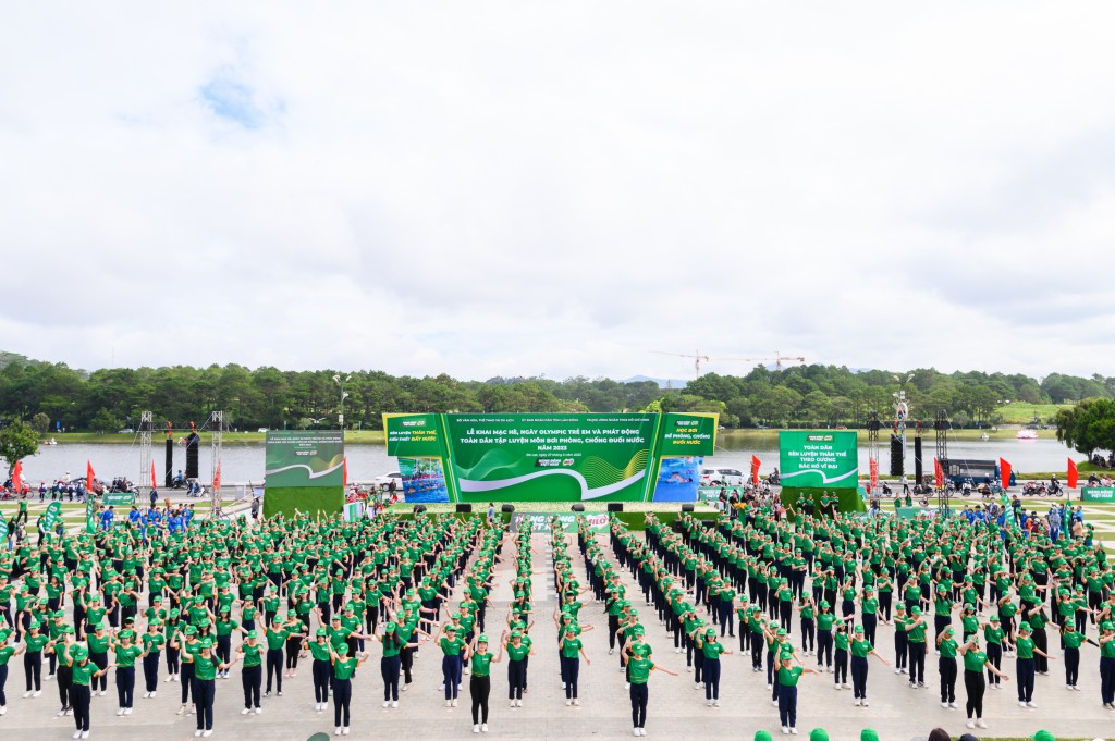 Màn đồng diễn thể dục giữa giờ của hơn 1000 em học sinh với chủ đề “Ngày hội Thiếu nhi vui khoẻ”