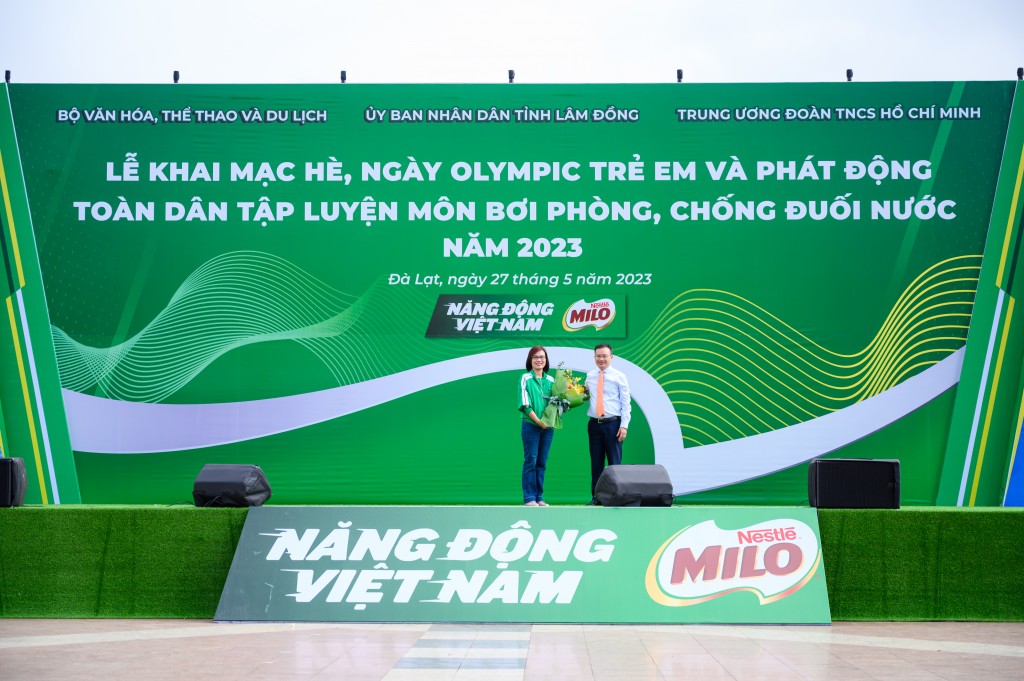 Ông Nguyễn Hồng Minh, Tổng cục phó, Tổng cục TDTT tặng hoa cho bà Trần Thị Chính, đại diện Nestlé MILO
