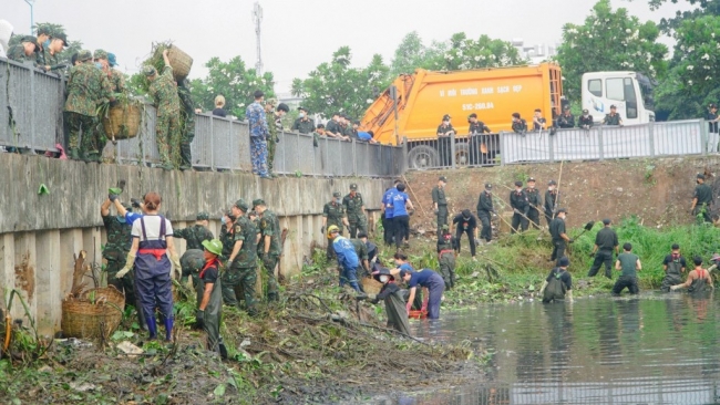 Tuổi trẻ TP Hồ Chí Minh dọn vệ sinh, cải tạo cảnh quan kênh rạch