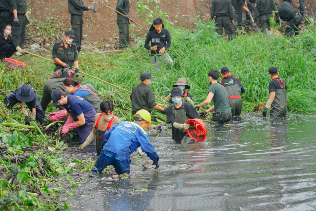 thanh niên tham gia dọn vệ sinh, khơi thông dòng chảy, cải tạo cảnh quan đoạn từ cầu Rạch Lăng đến trường tiểu học Bình Hòa, quận Bình Thạnh. Đồng thời, thực hiện tuyên truyền nhân dân dọc tuyến kênh giữ gìn vệ sinh, bảo vệ môi trường. thanh niên tham gia dọn vệ sinh, khơi thông dòng chảy, cải tạo cảnh quan đoạn từ cầu Rạch Lăng đến trường tiểu học Bình Hòa, quận Bình Thạnh. Đồng thời, thực hiện tuyên truyền nhân dân dọc tuyến kênh giữ gìn vệ sinh, bảo vệ môi trường.