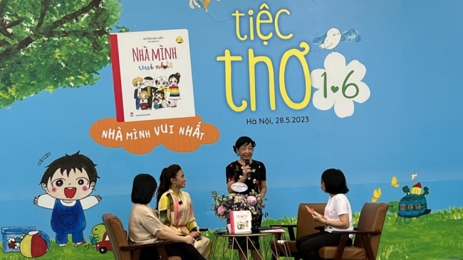 Độc giả hào hứng với "Tiệc thơ 1/6" tại Phố Sách Hà Nội