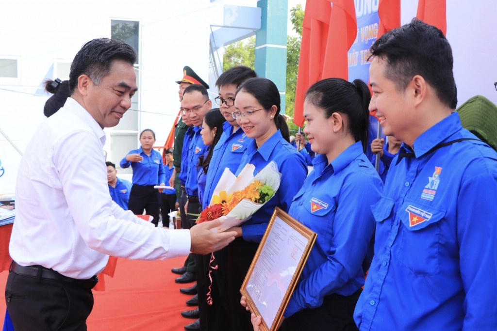 Lãnh đạo tỉnh Bình Dương trao quyết định của Tỉnh đoàn thành lập Ban Chỉ huy Chiến dịch Thanh niên tình nguyện hè 2023