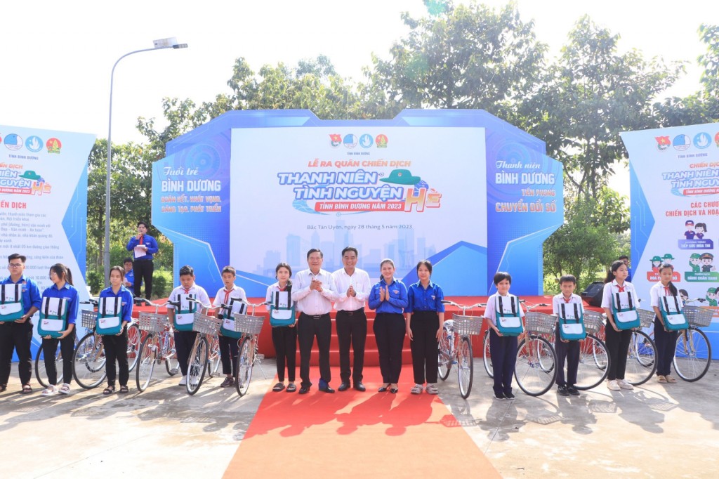 Ông Nguyễn Lộc Hà trao học bổng và xe đạp, quà tặng học sinh khó khăn