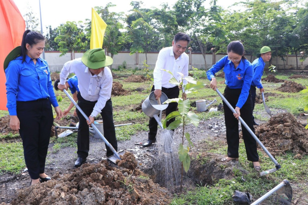 Các đại biêủ tham gia trồng cây xanh tại trường Tiểu học xã Thường Tân