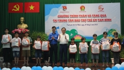 Phó Thủ tướng Trần Lưu Quang thăm trẻ em khuyết tật tại TP Hồ Chí Minh