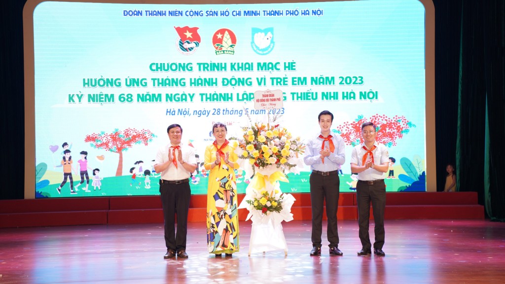 Hội đồng Đội thành phố Hà Nội tặng hoa chúc mừng Cung Thiếu nhi Hà Nội