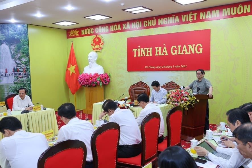 Thủ tướng đồng ý việc hỗ trợ Hà Giang một phần kinh phí để rà phá bom mìn, vật nổ kết hợp tìm kiếm hài cốt liệt sĩ, giải phóng đất đai tạo sinh kế cho nhân dân với diện tích hơn 3.000 ha trên tuyến biên giới - Ảnh: VGP/Nhật Bắc