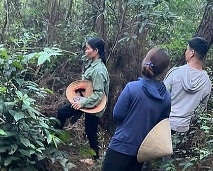 Người dân đi vào những khu vực rừng gần nhà để tìm kiếm tung tích nạn nhân