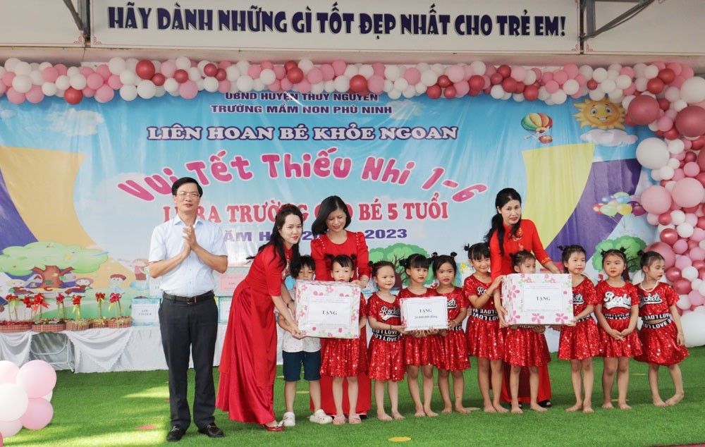 Phạm Văn Lập, Chủ tịch HĐND thành phố tặng quà các cháu Trường Mầm non Phù Ninh