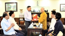 Phó Bí thư Thành ủy Nguyễn Văn Phong chúc mừng Đại lễ Phật đản