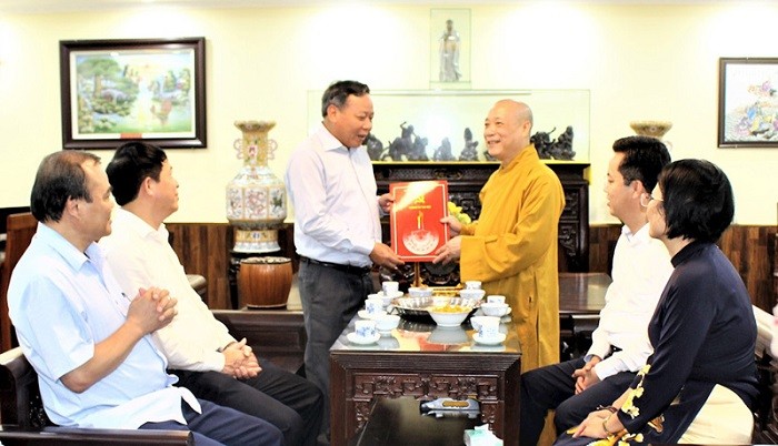 Phó Bí thư Thành ủy Hà Nội Nguyễn Văn Phong chúc mừng đại lễ Phật đản 2023