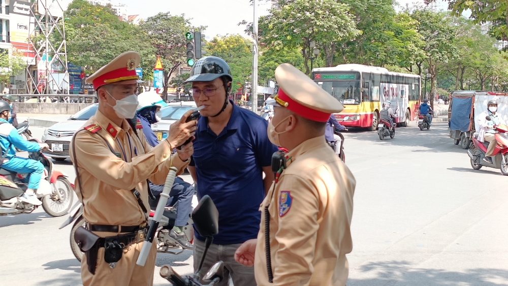 CSGT Hà Nội căng mình xử lý nồng độ cồn giữa nắng nóng