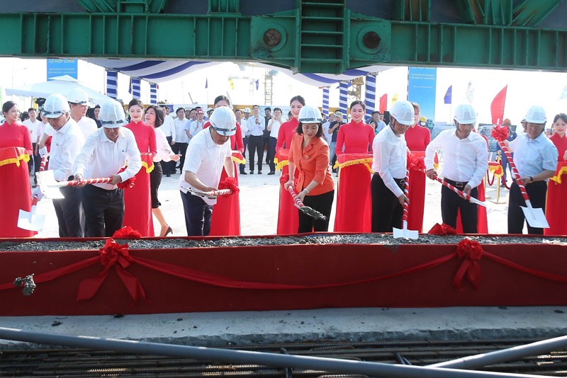 Các đồng chí lãnh đạo thành phố Hà Nội thực hiện nghi thức hợp long Dự án đầu tư xây dựng cầu Vĩnh Tuy - giai đoạn 2