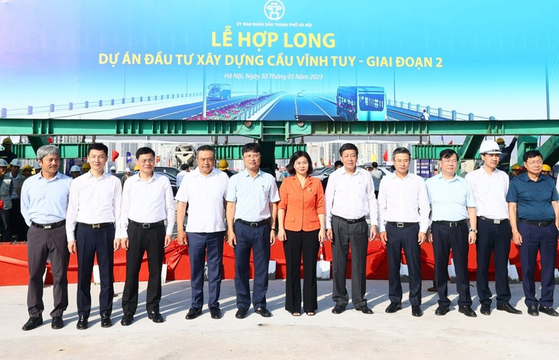 Các đồng chí lãnh đạo thành phố Hà Nội dự lễ hợp long Dự án đầu tư xây dựng cầu Vĩnh Tuy - giai đoạn 2