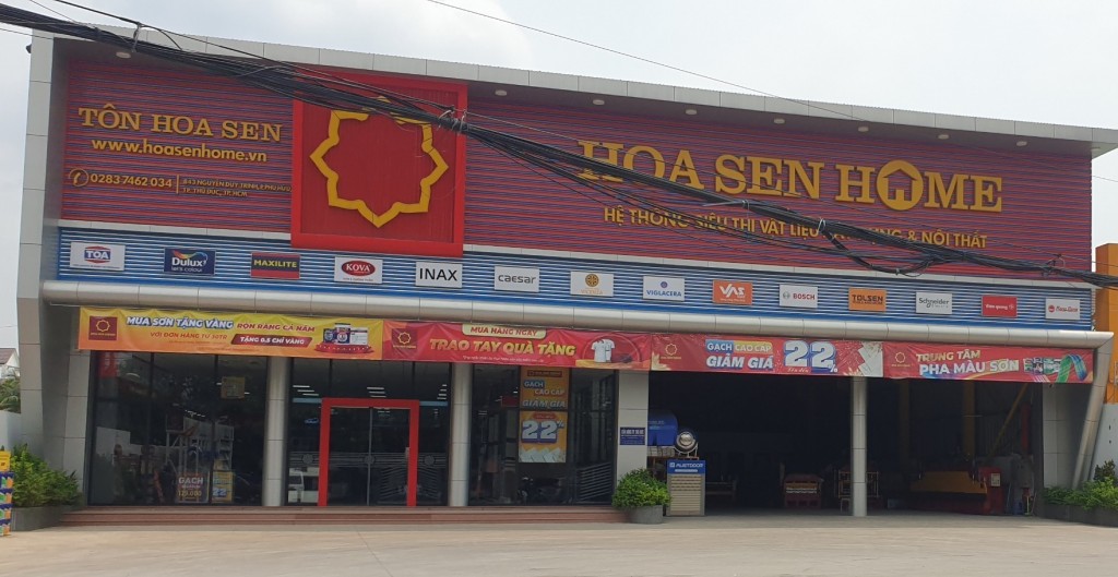 Cụm nhà xưởng của Hoa Sen Home được dựng bằng tole ngay mặt tiền Nguyễn Duy Trinh