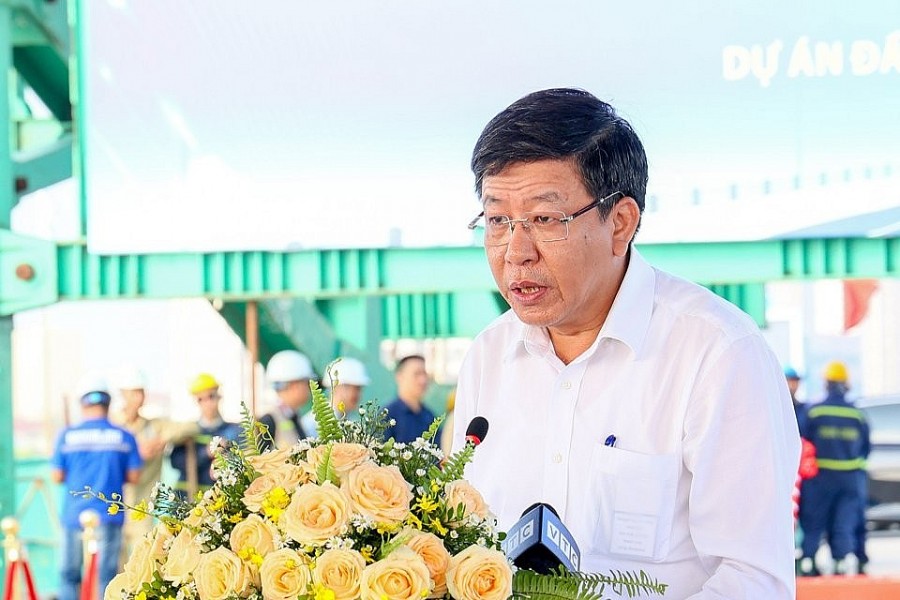 Phó Chủ tịch UBND thành phố Hà Nội Dương Đức Tuấn phát biểu tại lễ hợp long Dự án đầu tư xây dựng cầu Vĩnh Tuy - giai đoạn 2
