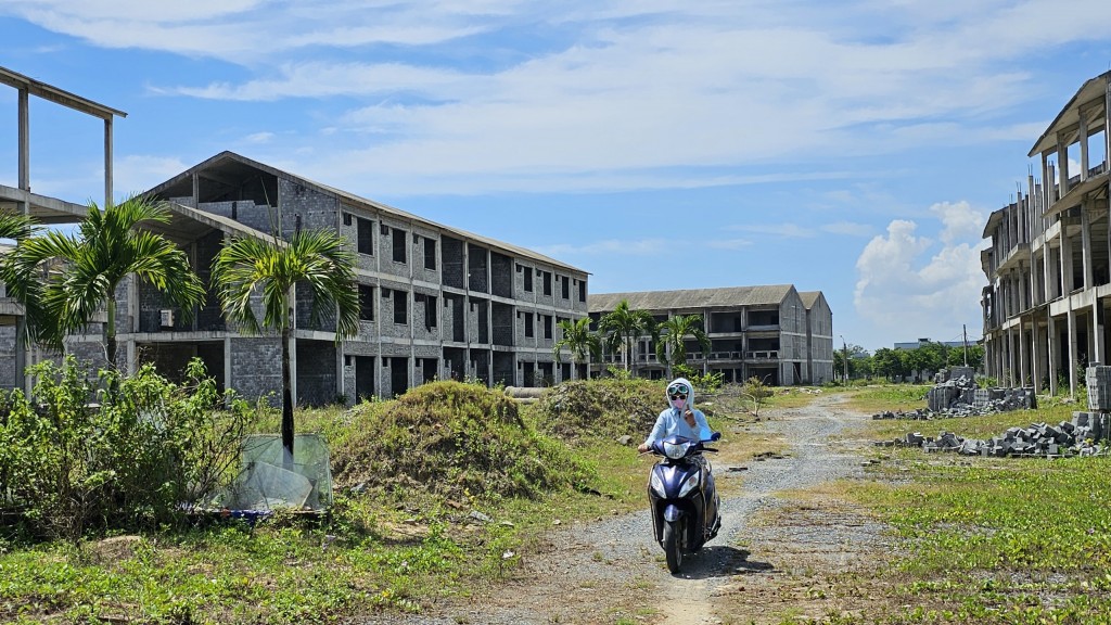 Tiếc nuối với loạt shophouse "hạng sang" của Dana Homeland bị bỏ hoang ven sông Cổ Cò