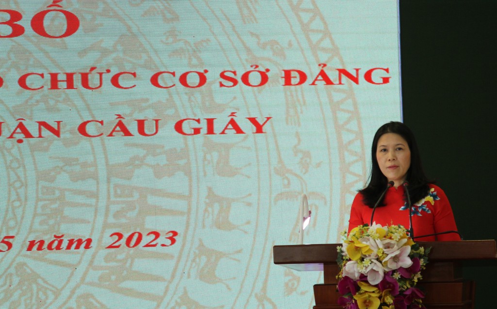 Đồng chí Trần Thị Phương Hoa, Thành uỷ viên, Bí thư Quận uỷ Cầu Giấy phát biểu tại lễ công bố