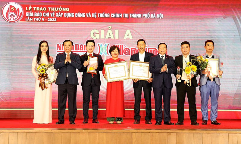 Bí thư Thành ủy Hà Nội Đinh Tiến Dũng và Phó Trưởng ban Thường trực Ban Tuyên giáo Trung ương Lại Xuân Môn trao giải A cho các tác giả, nhóm tác giả đoạt giải.