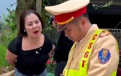 Thanh Hóa: Người phụ nữ lĩnh án tù vì lăng mạ, cắn tay cảnh sát giao thông