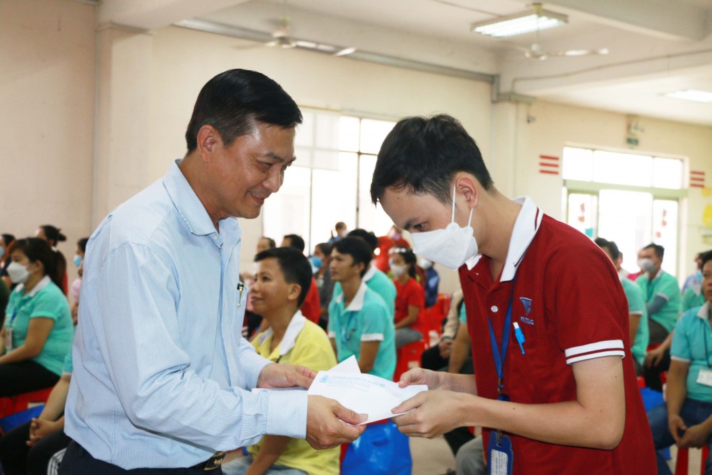 Lãnh đạo tỉnh tặng quà cho công nhân lao động hoàn cảnh khó khăn ở Công ty TNHH Right Rich và Công ty TNHH cao su Phong Thái