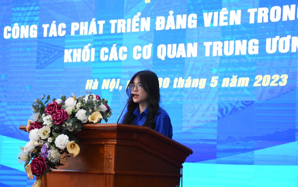  Đại diện Đoàn Thanh niên Học viện Công nghệ Bưu chính và Viễn thông trình bày tham luận